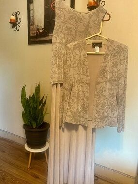 ALEX EVENINGS Stunning Gown 2 pc. Sleeveless with jacket. Mother of the Bride